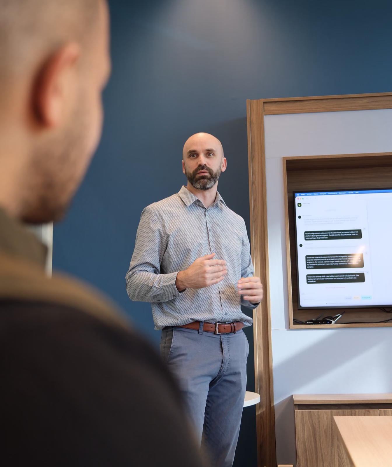 Quinten from Ulvio explaining a screen with the Ulvio assistant during a session with a client.